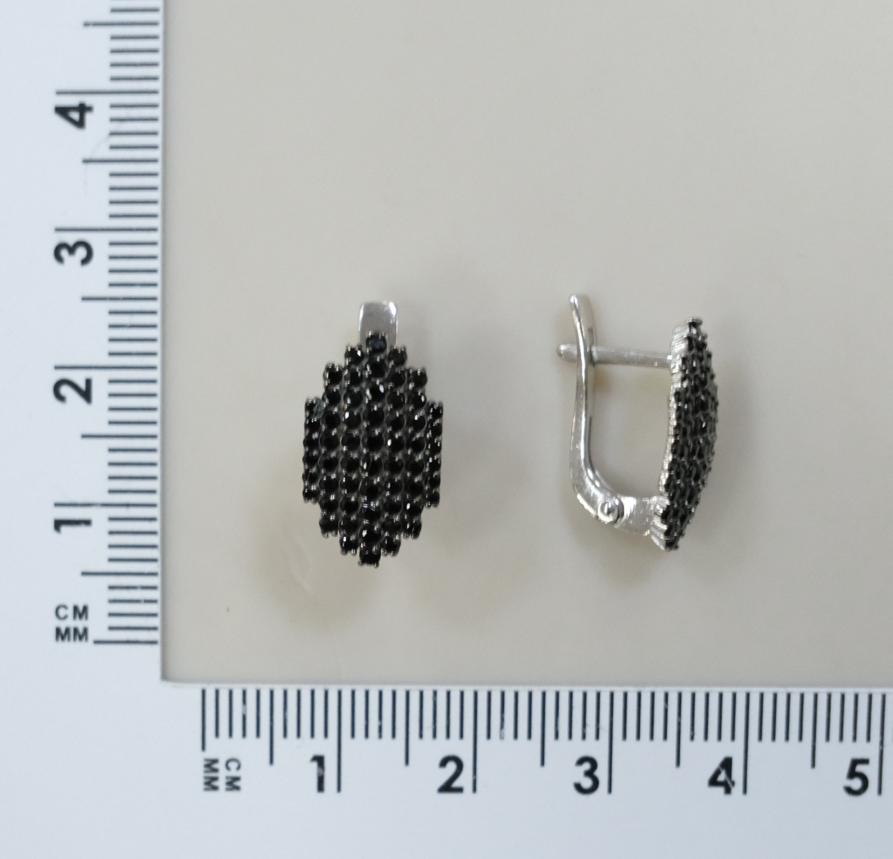 Серебряные серьги со шпинелью